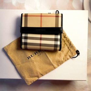 🔥 Authentic Burberry London wallet being canvas 🔥